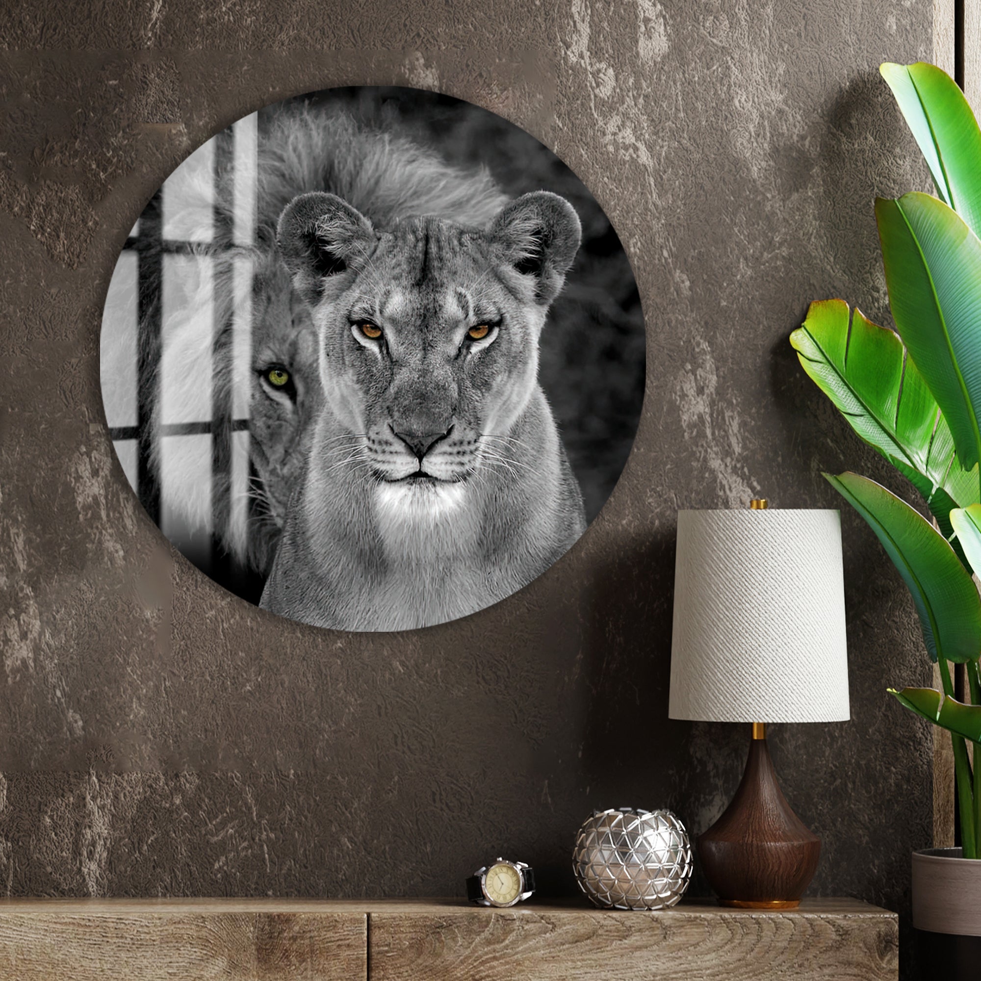 Safari-inspired lion and lioness glass decor for modern interiors.