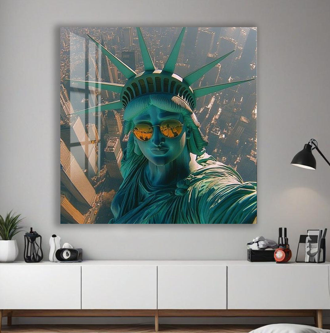 Cool Statue of Liberty Glass Wall Art – Modern Urban Pop Culture Decor