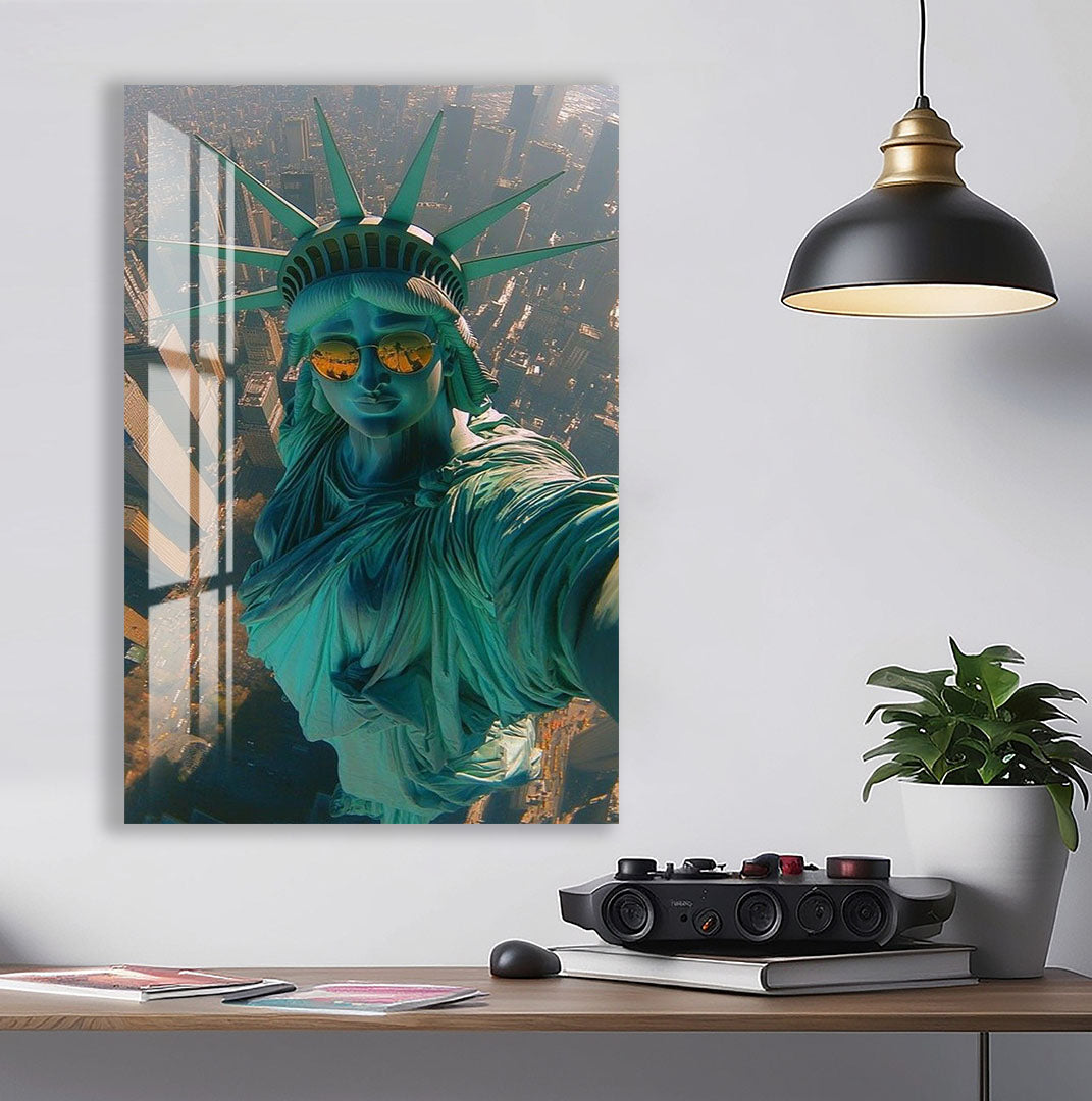 Cool Statue of Liberty Glass Wall Art – Modern Urban Pop Culture Decor