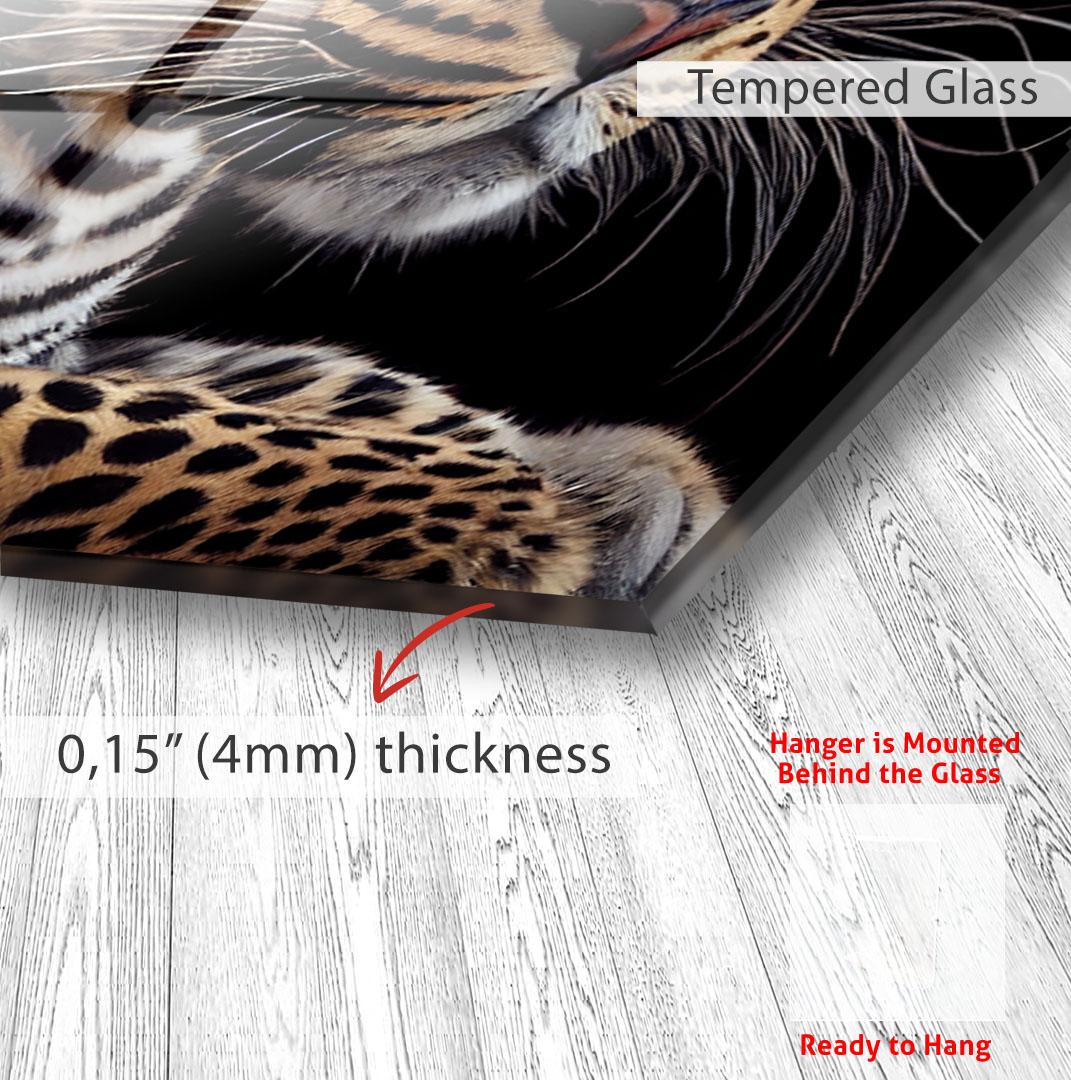 The image is a close-up of a leopard's paw, with a text overlay indicating that the glass is Tempered Glass and has a thickness of 0.15 millimeters (4mm).